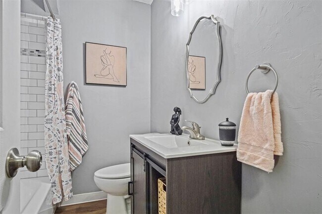 Building Photo - 1704 Cairo Ave