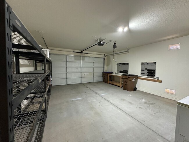 Building Photo - Single Level Home with Split Floor Plan, D...