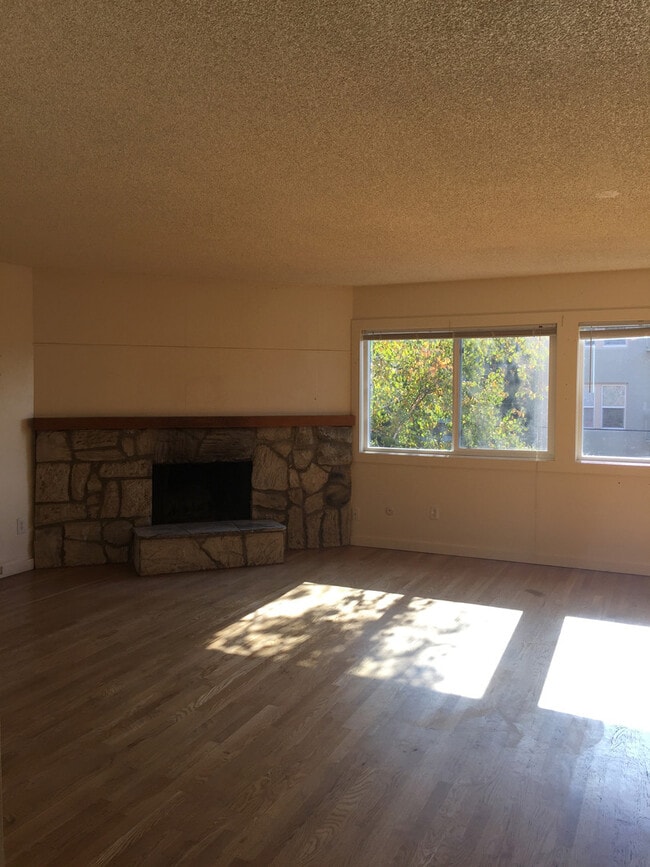 Building Photo - 2127 NE Halsey St