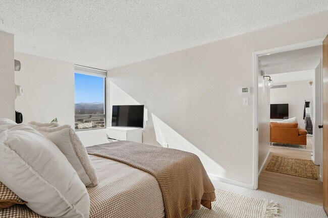 Building Photo - 35th Floor Downtown Denver Condo | 1 Bed | Private Balcony | Mountain Views