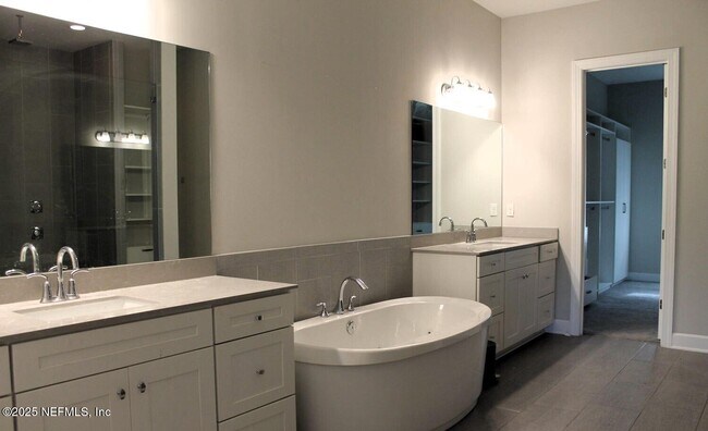 Building Photo - 551 Glenneyre Cir