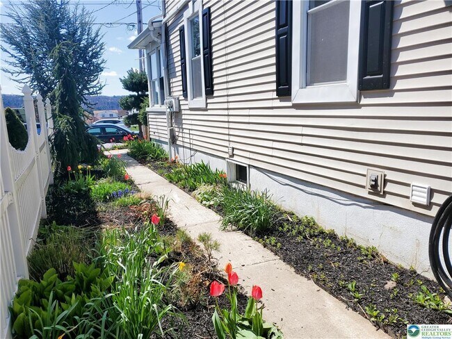 Building Photo - 628 Coal St