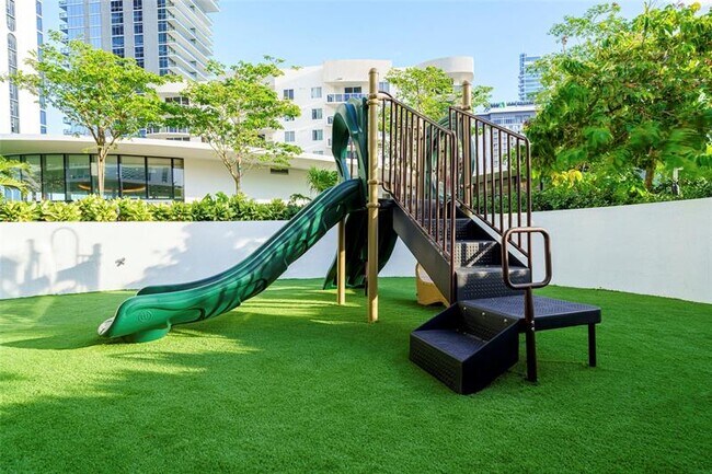 Building Photo - 700 NE 24th St