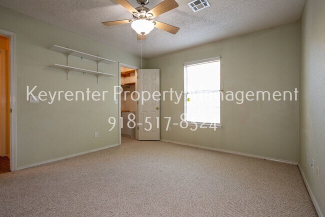 Building Photo - Charming 3 bedroom home with cozy fireplace and 2 car garage!! Price drop!