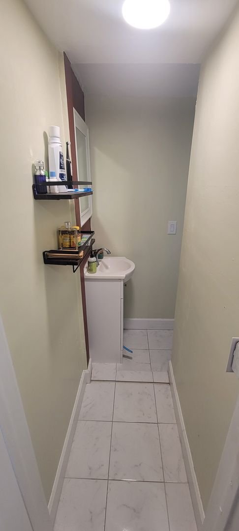 Building Photo - Charming 3 Bed / 2 Bath Home Just Minutes ...