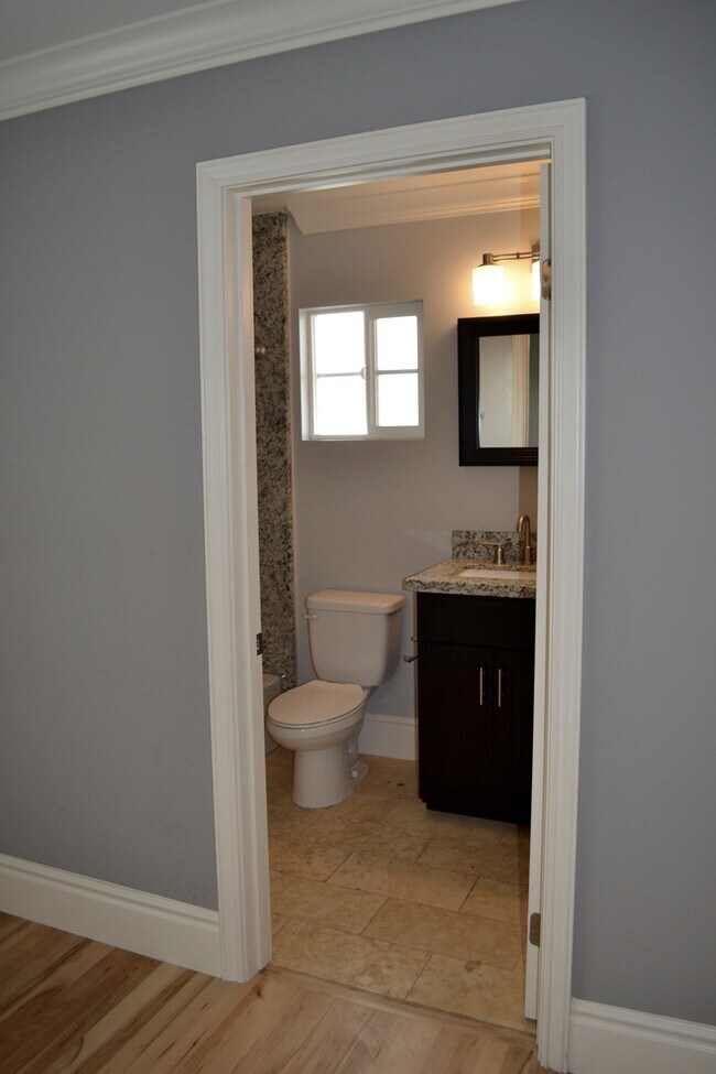 Building Photo - MOVE IN READY 2/2 with 2 Assigned Parking!...