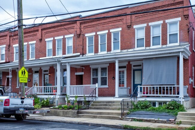 Building Photo - 712 N Pine St
