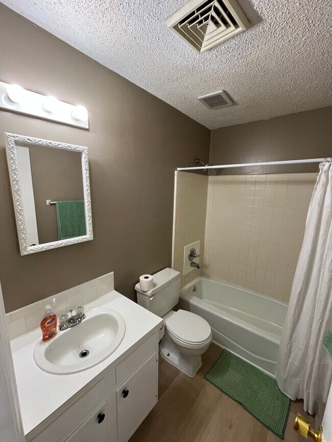 Building Photo - 1681 Village Pl