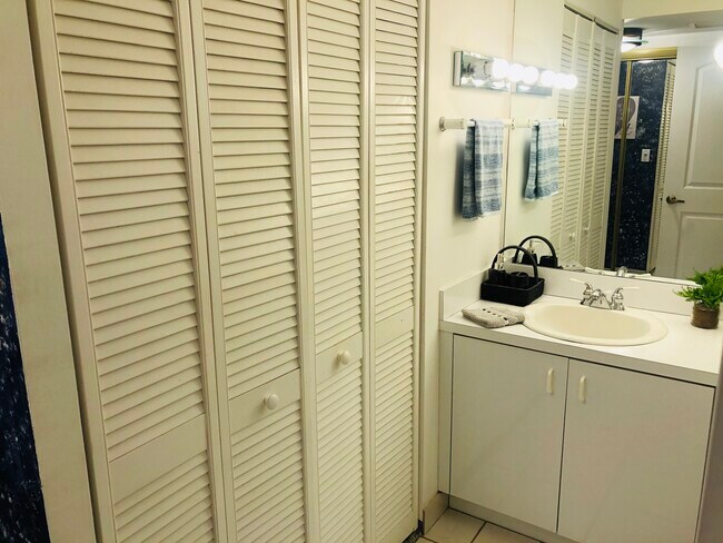 Building Photo - 3690 Inverrary Dr