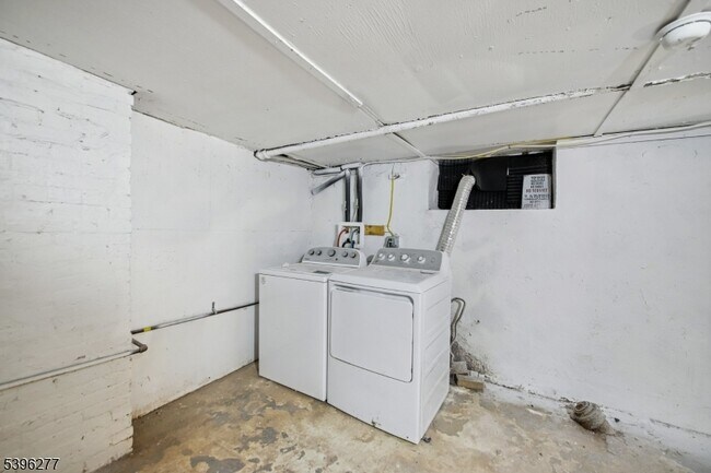 Building Photo - 176 Valley St