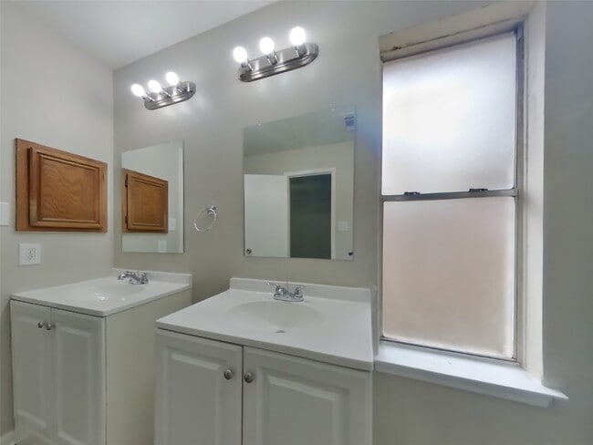 Building Photo - 5603 Rivertree Ln