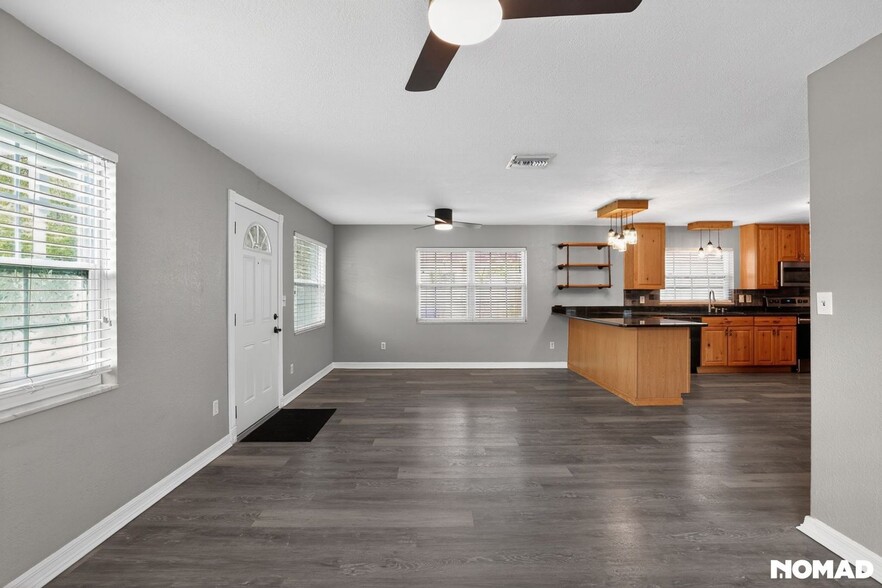 Building Photo - 516 3rd Ave NE