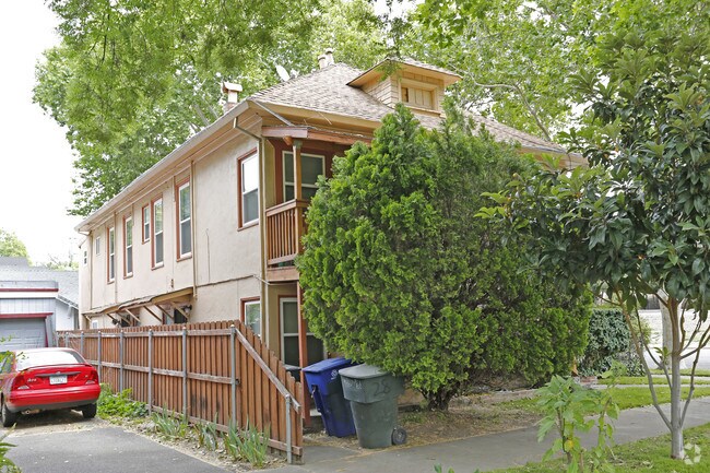 Building Photo - 324 29th St