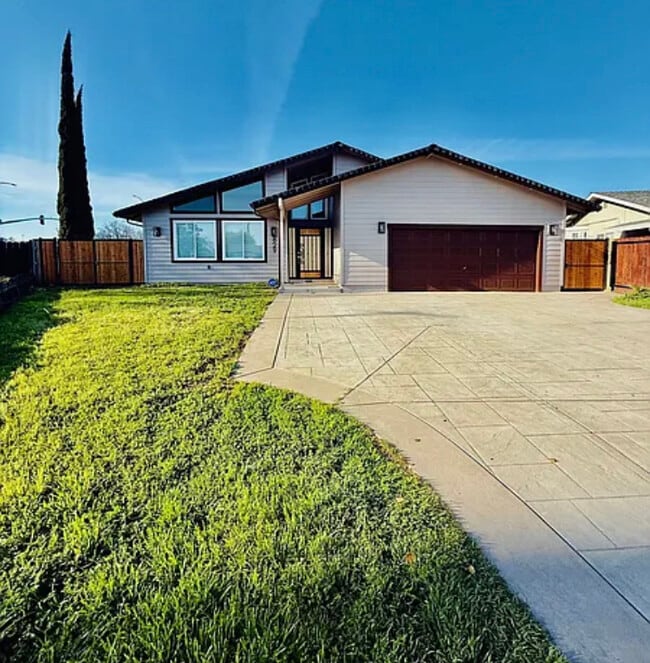 Primary Photo - 829 Cambridge Dr