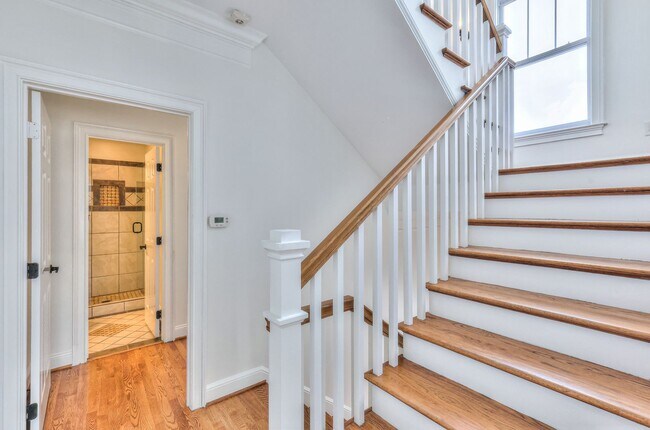 Building Photo - Perfect Brownstone in Sylvan Park near Wes...