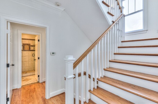 Building Photo - Perfect Brownstone in Sylvan Park near West End