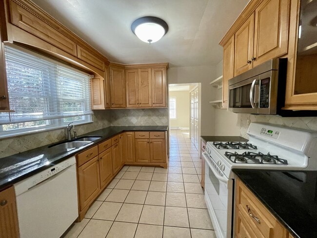 Building Photo - 2421 Old Forest Rd