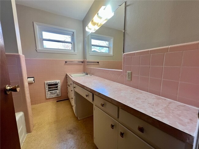 Building Photo - 1910 N Greenvalley Ave