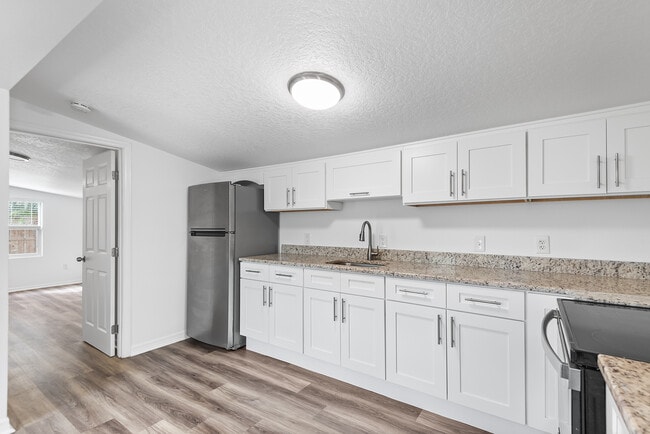 Building Photo - Tampa Back House 3722