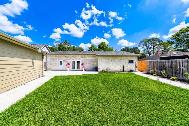 Building Photo - 8815 Sharpview Dr