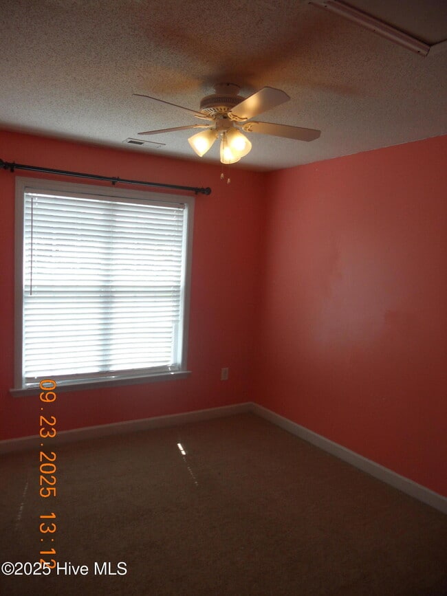 Building Photo - 105 Spring Leaf Ln