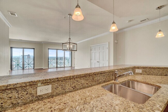 Building Photo - Super-Cool Lower Penthouse Condo Available 05-07-26!! Secured Entry, Garage Parking, Pet-Friendly!