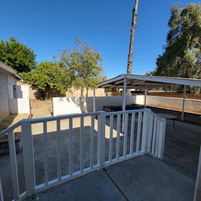 Building Photo - Adorable 2 bed 1.5 bath house with HUGE yard!!