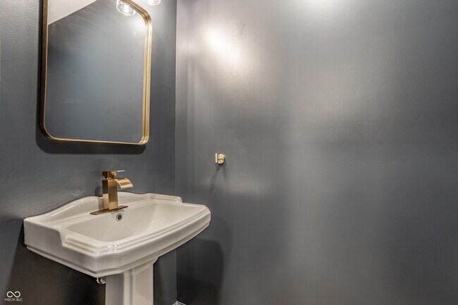 Building Photo - 104 W Main St