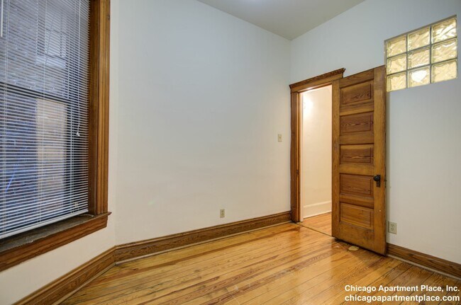 Building Photo - 638 W Drummond Pl