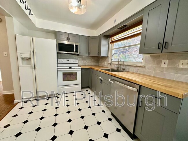 Primary Photo - 208 Bridge St