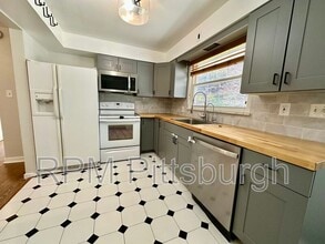 Building Photo - 208 Bridge St