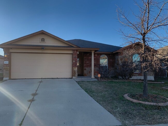 Building Photo - 5001 Bridgewood Dr