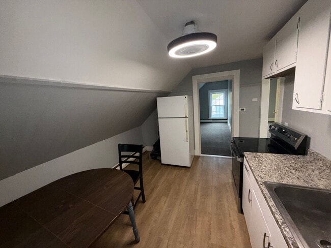 Building Photo - Price Drop!! 3rd Floor Amesbury 2 Bedroom+...