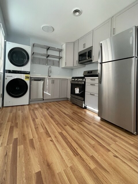 kitchen area - 521 N Corona St
