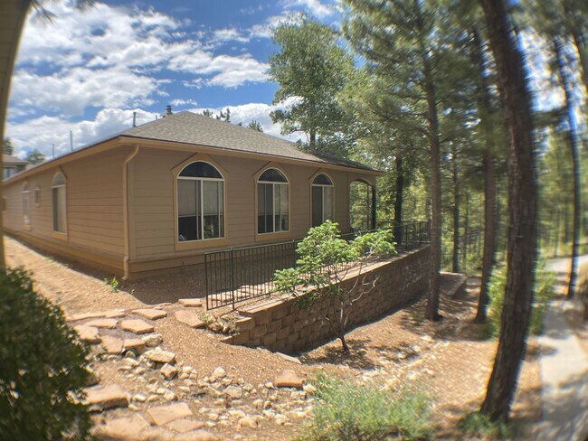 Building Photo - Sweet free standing home in Rio Home abutting forest and trail access