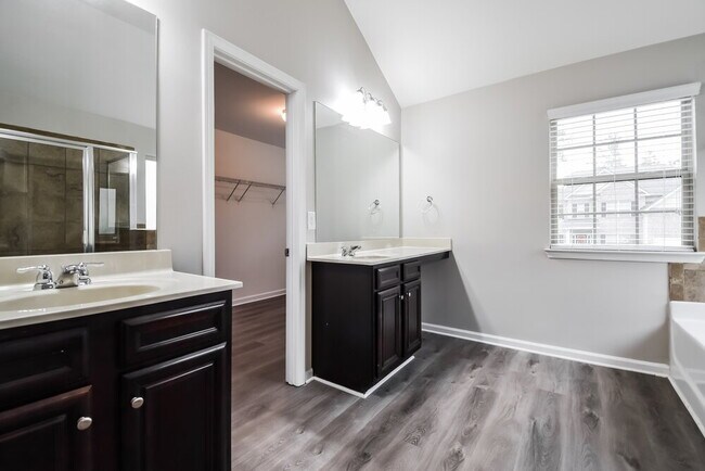 Building Photo - 6338 Oakwell Ct