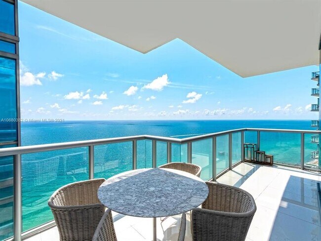 Building Photo - 17121 Collins Ave
