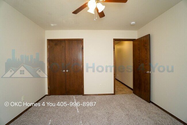 Building Photo - Executive Home in Yukon Schools