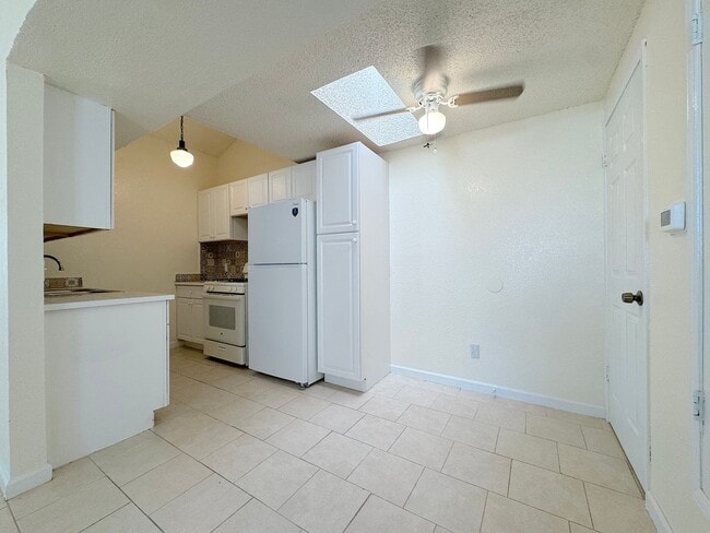 Building Photo - Refrig A/C 2bed/2bath Duplex with Bonus Room!
