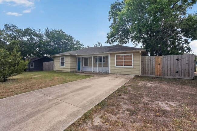 Building Photo - 725 Mary Lake Dr