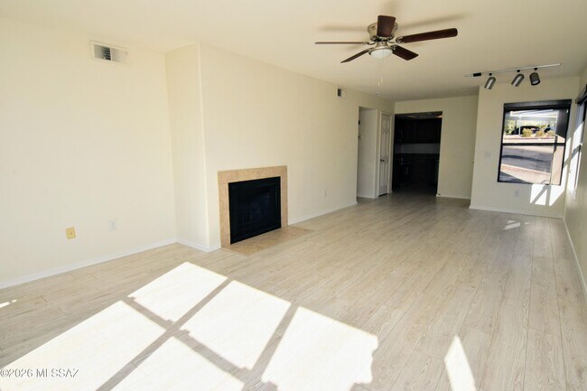 Building Photo - 5855 N Kolb Rd