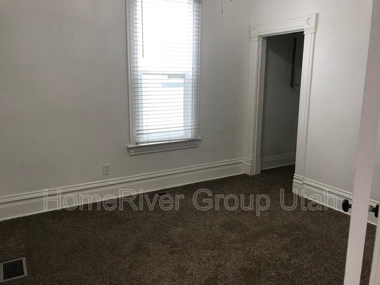 Building Photo - 920 Princeton Ave S