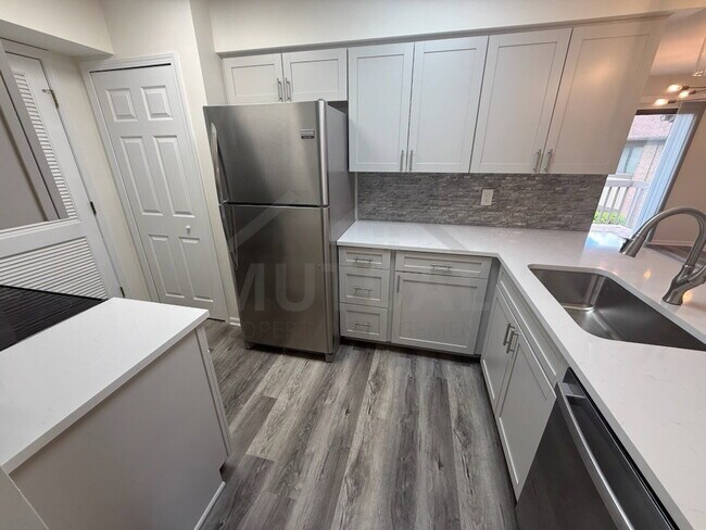 Building Photo - 1560 Meadowside Dr