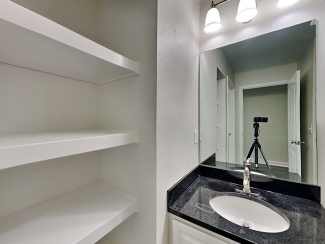 Building Photo - 2065 Dixie Belle Dr