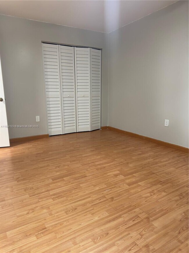 Building Photo - 10865 SW 112th Ave