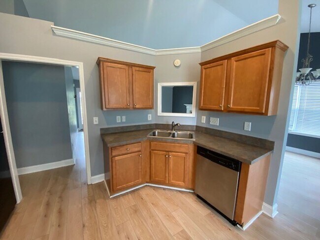 Building Photo - Welcome to this stunning 3-bedroom, 2-bathroom home located in Courntey Pines