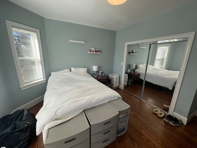 Building Photo - Very nice 3 bed 2 bath in Somerville... Don't miss out!