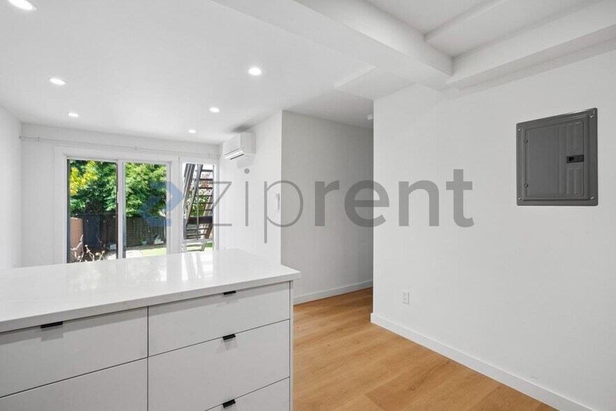 Building Photo - Unit D