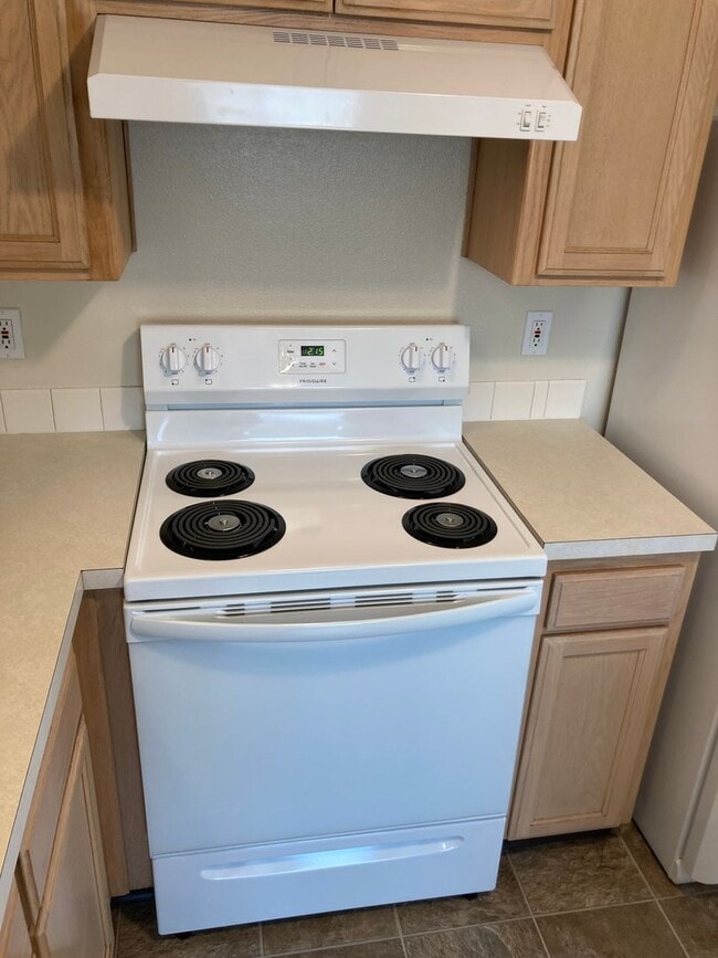 Building Photo - Three Bedroom Duplex in Keizer, Landcaping...