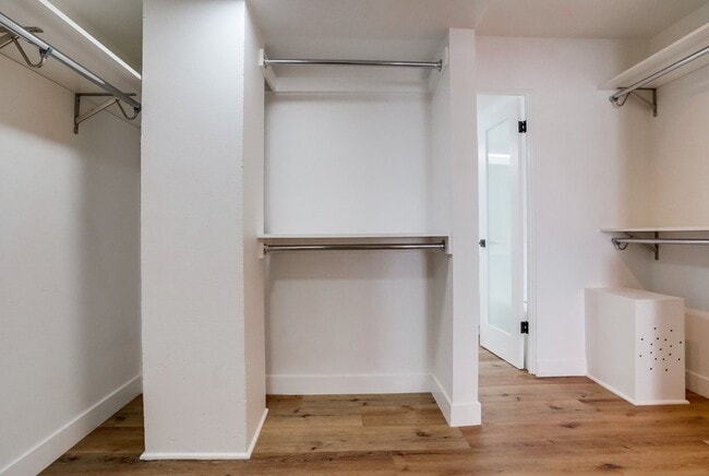 Building Photo - 435 N Oakhurst Dr